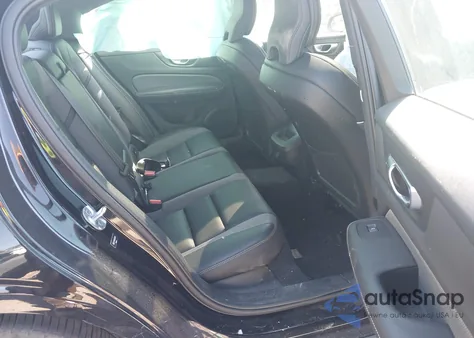 2024 Volvo S60 B5 Plus Black Edition z USA, uszkodzony, nr VIN 7JRL12TH0RG308329